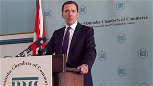Le chef des conservateurs, Hugh McFadyen, prononcent un discours devant la Chambre de commerce du Manitoba mardi dans un hôtel du centre-ville de Winnipeg
