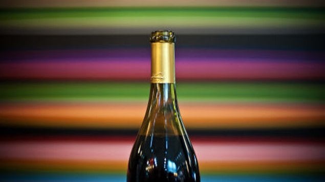 Une bouteille de vin rouge