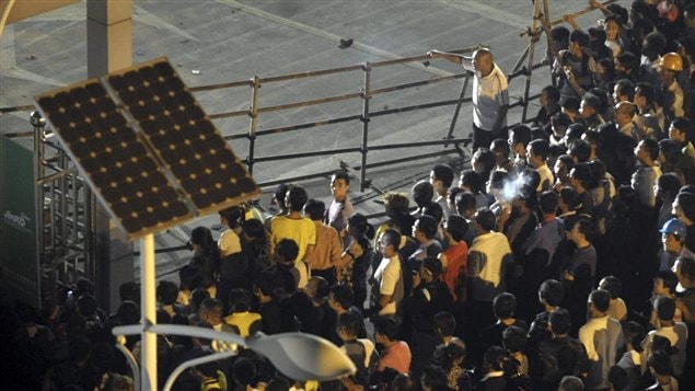 Des villageois manifestent contre une usine de fabrication de panneaux solaires à Haining, dans l'est de la Chine, le 17 septembre 2011.