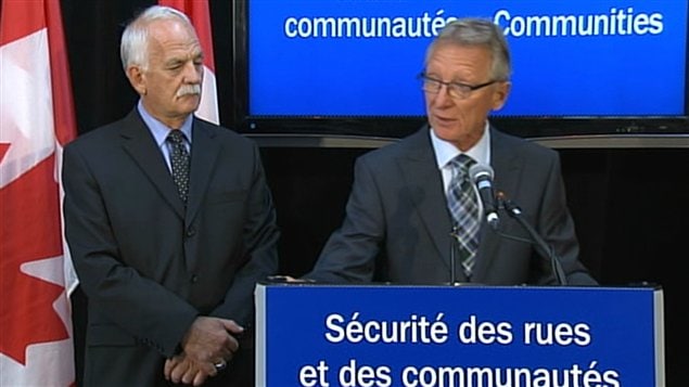 Le contenu projet de loi omnibus a été dévoilé lors d'une conférence de presse du ministre de la Sécurité publique Vic Toews et du sénateur conservateur Pierre-Hugues Boisvenu, mardi, à Montréal.