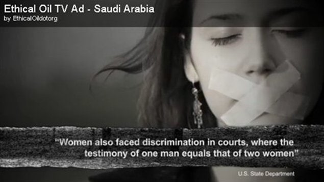La publicité d'Ethical Oil critique le traitement de l'Arabie saoudite envers les femmes et soutient que les Canadiens devraient acheter du pétrole « éthique » venant de « d'autres démocraties libérales ».
