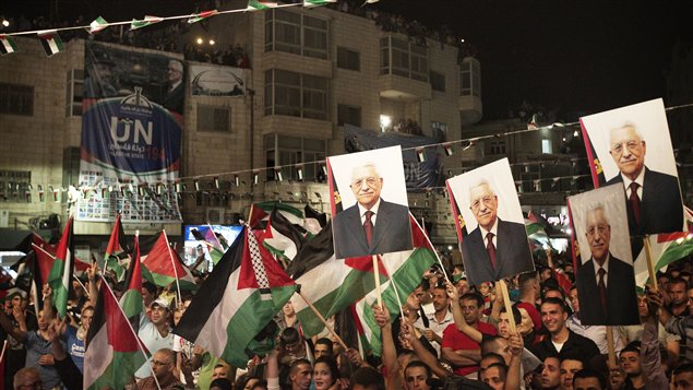 Des Palestiniens ont regardé le discours de Mahmoud Abbas sur des écrans géants à Ramallah.
