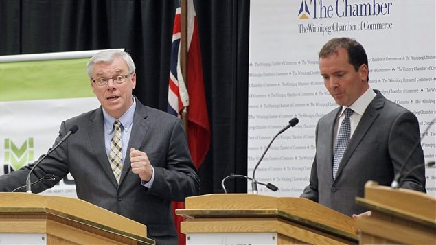 Le chef néo-démocrate Greg Selinger (gauche) et le chef conservateur Hugh McFadyen (droite) lors d'un débat à la Chambre de commerce provinciale le 22 septembre 2011.