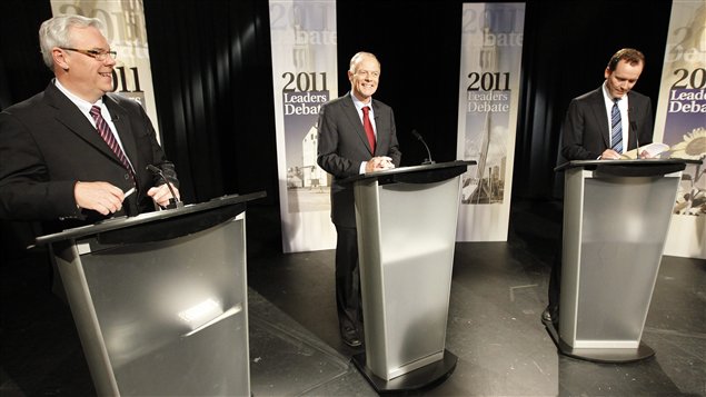Le chef néo-démocrate Greg Selinger (gauche), le chef libéral Jon Gerrard (centre) et le chef conservateur Hugh McFadyen (droite) lors du débat télévisé du 23 septembre 2011.