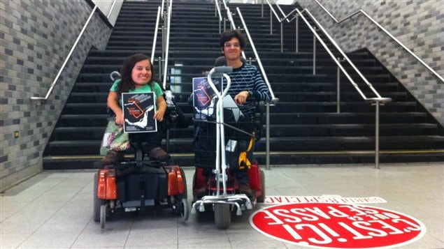 Des personnes en fauteuil roulant sensibilisent le voyageurs aux problèmes d'accessibilité.