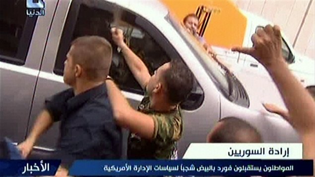 « Des Syriens accueillent M. Ford avec des oeufs pour manifester contre les politiques américaines. »