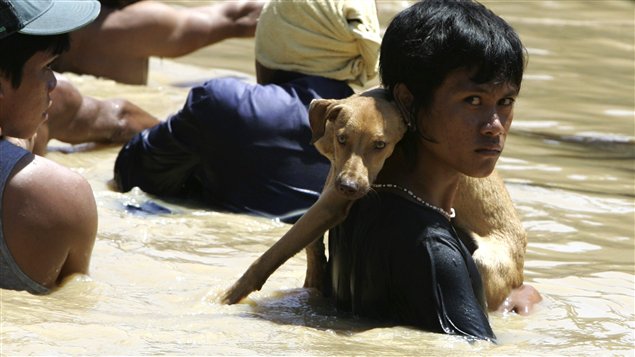 Des Philippins évacuent la ville Calumpit, inondée.