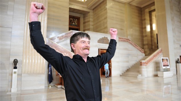 Dean Wilson, un ancien usager d'Insite, se réjouit du jugement de la Cour suprême.
