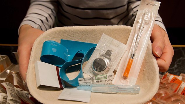 Une infirmière présente un plateau d'instruments stérilisés d'injection qu'Insite offre aux toxicomanes.