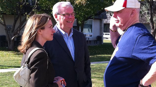 Le chef du NPD, Greg Selinger, continue de faire campagne à la veille des élections, en compagnie de la candidate dans Southdale, Erin Selby.