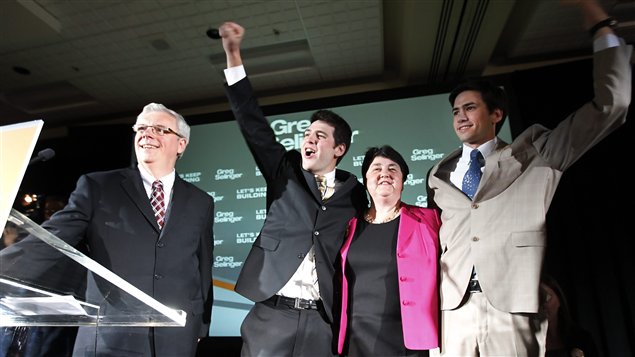 Le chef néo-démocrate Greg Selinger et sa famille, Eric, Claudette et Pascal, célèbrent la victoire néo-démocrate au quartier général du parti, à Winnipeg, le 4 octobre 2011.