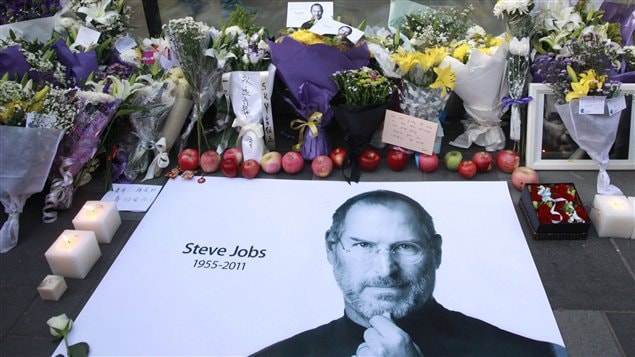 Des fidèles rendent hommage à Steve Jobs.