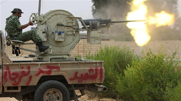 Un soldat du CNT mitraille l’adversaire