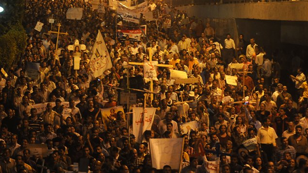 Des milliers de Coptes ont manifesté au Caire pour dénoncer une attaque contre une de leurs églises chrétiennes.