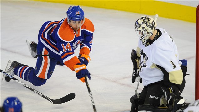 Jordan Eberle des Oilers d'Edmonton face à Brent Johnson des Penguins de Pittsburgh