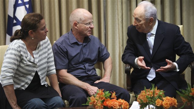 Les parents du soldat Gilad, Noam et Aviva Shalit, avec le président israélien Shimon Peres (Jérusalem, 12 octobre 2011)