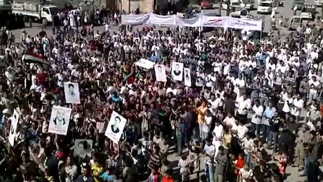 De nouvelles manifestations dédiées aux déserteurs de l'armée ont lieu à Daraa, en Syrie.