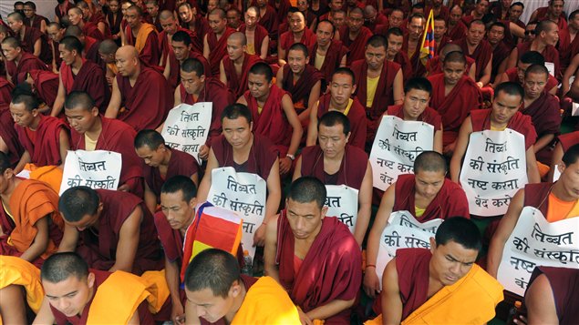 Des Tibétains participent à un sit-in le 18 octobre 2011 afin de dénoncer les règles imposées par la Chine.