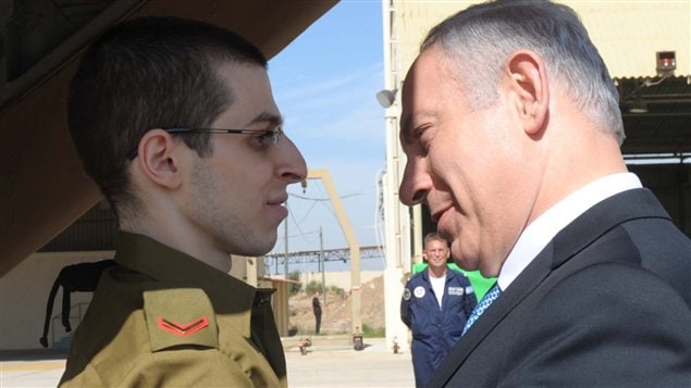 Benyamin Nétanyahou rencontre Gilad Shalit.