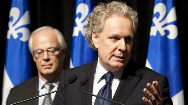 Accompagné du ministre de la Sécurité publique Robert Dutil, le premier ministre Jean Charest annonce la tenue d'une commission d'enquête