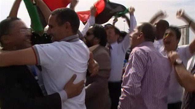 Des Libyens célèbrent dans la rue, le 20 octobre