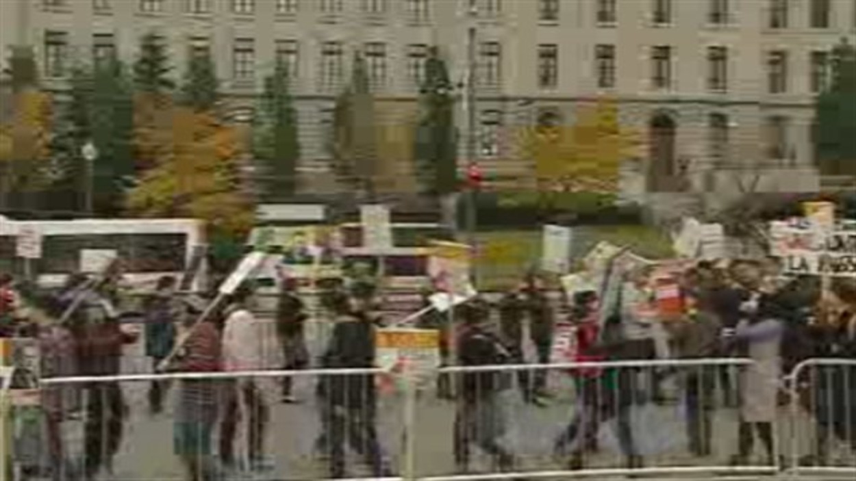 Les étudiants manifestent contre la hausse des droits de scolarité ...