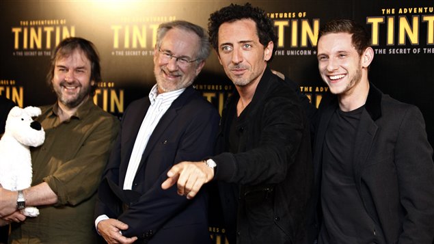 De gauche à droite : Les cinéastes Peter Jackson et Steven Spielberg, l'acteur français Gad Elmaleh et l'acteur britannique Jamie Bell, qui incarneront respectivement Omar Ben Salaad et Tintin (juillet 2011).