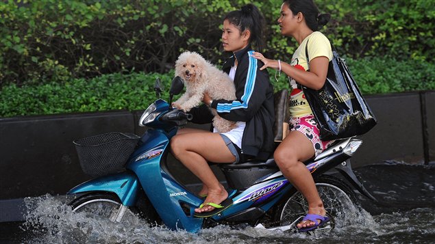 Habitants de Bangkok fuyant les inondations.
