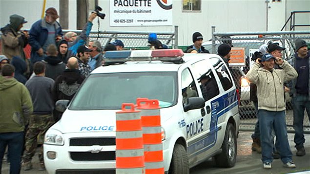 Travailleurs à la sortie d'un chantier à Montréal