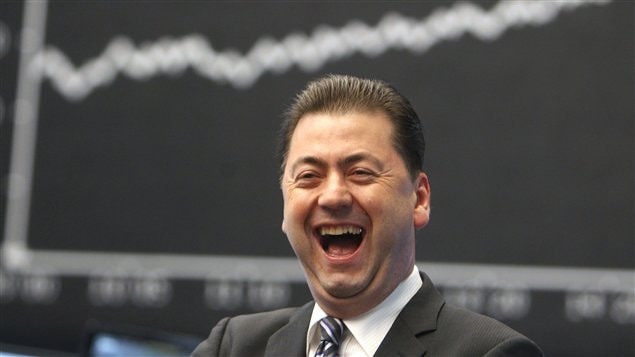 Courtier souriant après une journée de hausse sur les marchés.