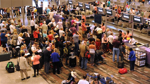 Des passagers à l'aéroport de Singapour dont le vol a été annulé par la compagnie Qantas.