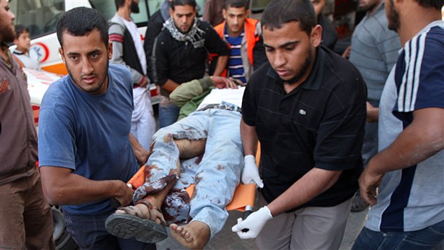 Des Palestiniens transportent un militant blessé, à Rafah.