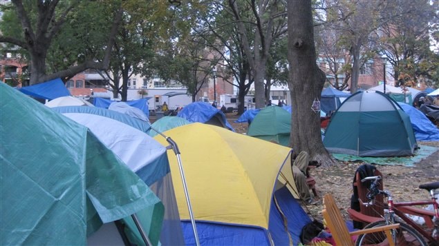 Une trentaine de militants campent chaque soir dans le parc St-James de Toronto depuis le 15 octobre.