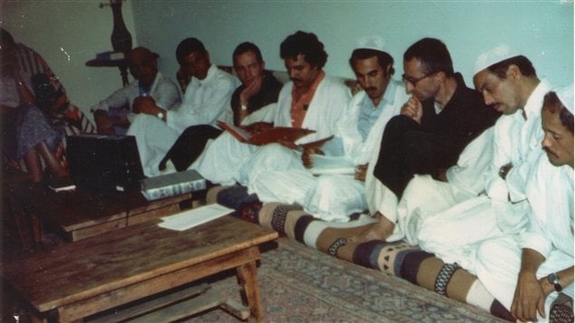 Photo datant des années 80 lors des rencontres de Ribat essalem au monastère de Tibhirine, où on voit le prieur Christian de Chergé (3e à partir de la droite)