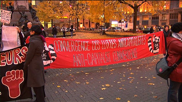 Des militants de la Convergence des luttes anticapitalistes (CLAC) au square Phillips, Montréal.