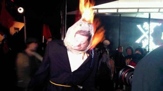 Les manifestants ont brûlé une marionnette à l'effigie du premier ministre Stephen Harper, à Montréal.