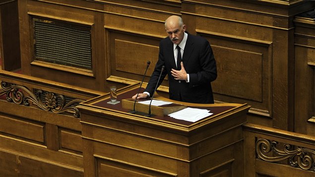 Georges Papandréou prononce un discours sur le vote de confiance qui doit avoir lieu au parlement vendredi.