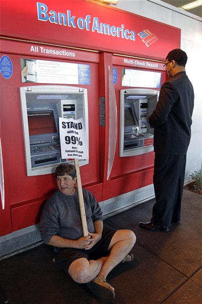 Un manifestant devant un guichet automatique de la Bank of America, à Oakland, le 2 novembre 2011