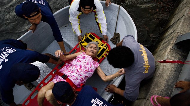 Une femme âgée est amenée d'urgence à un hôpital de Bangkok.