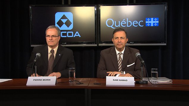 Le président d'Alcoa Canada, Pierre Morin, et le ministre du Développement économique, Sam Hamad, à Montréal