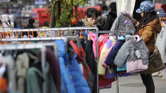 Deux Chinoises magasinent des vêtements à Pékin