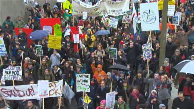 Ils étaient des milliers dans les rues de Montréal jeudi à manifester contre la hausse des droits de scolarité.