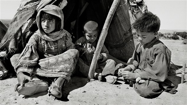 La petite afghane Mah Bibi, en compagnie des ses frères