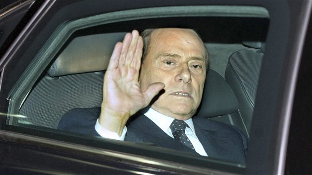 Le président du Conseil italien, Silvio Berlusconi, quitte le palais du Quirinal après avoir remis sa démission au chef de l'État Giorgio Napolitano.