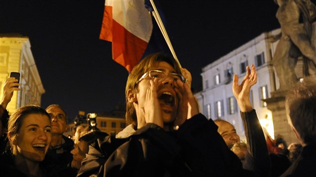 Des manifestants sont rassemblés devant le palais du Quirinal pour huer Silvio Berlusconi, qui a présenté sa démission au chef de l'État.