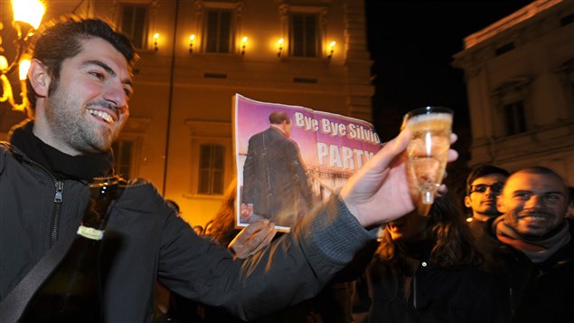 Des Italiens fêtent la démission de Berlusconi devant le palais présidentiel.