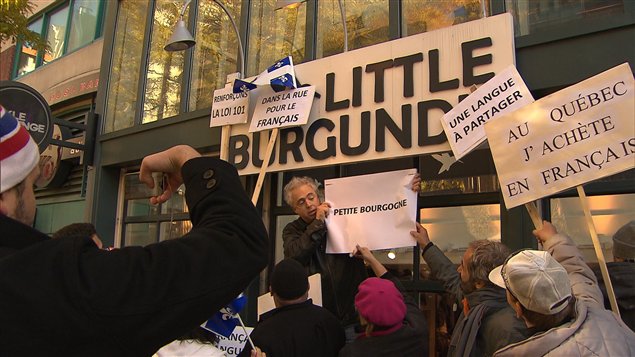 Manifestation pour dénoncer le recul du français dans les commerces de Montréal, le 5 novembre 2011.