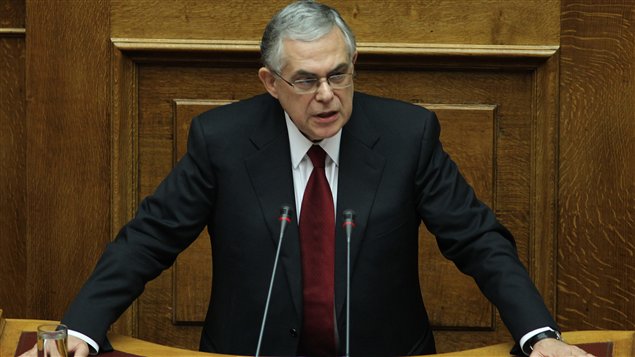 Le nouveau premier ministre grec, Lucas Papademos, s'adresse au Parlement, lundi.