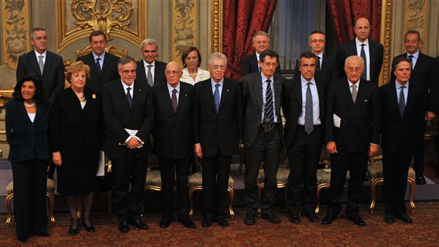 Mario Monti  et les membres de son gouvernement lors de la cérémonie d'assermentation le 16 novembre 2011