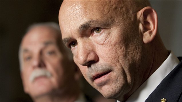 Le nouveau commissaire de la GRC, Bob Paulson, et le ministre de la Sécurité publique, Vic Toews, lors de l'annonce de sa nomination, à Ottawa.